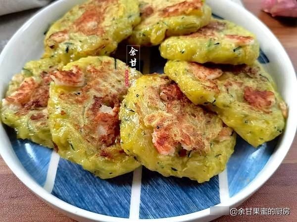 鲜香|末伏烙饼吃，将这食材擦丝加粉再加点虾仁，煎一煎软糯鲜香，赞