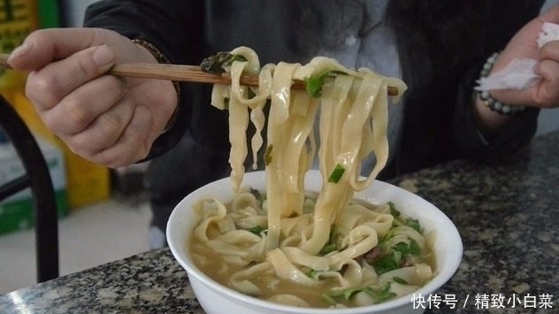 老伯面馆早餐每天至少卖出3000碗，只因每碗面多加了1毛钱的食材