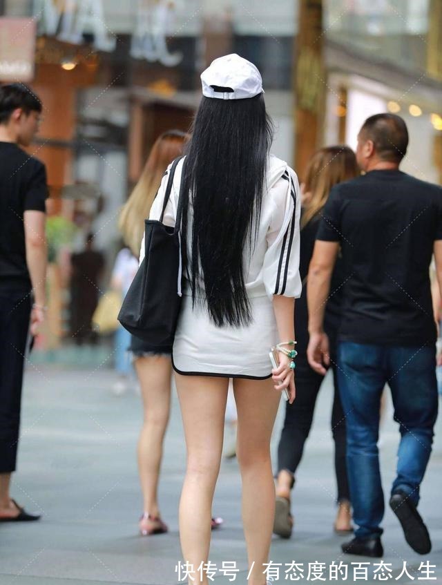 迷你裙 运动衫配迷你裙，这种风格纯粹而富有时尚感！
