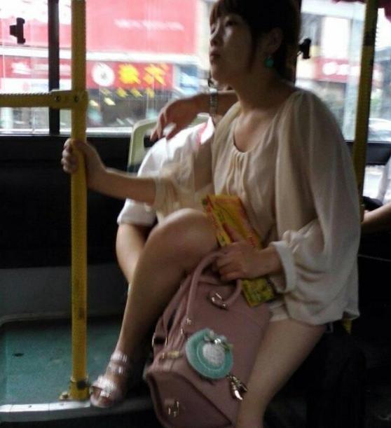 姐姐|“妈妈,那姐姐穿得好少”,公交上本科妈妈的回答,堪称教学典范