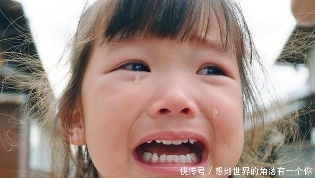 幼儿园|4岁女孩在幼儿园住了3天没人来接，打开孩子书包后，老师红了眼眶