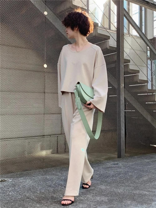 上了年纪的女人，颜色别乱选，多穿这3种“大气色”，附赠搭配法