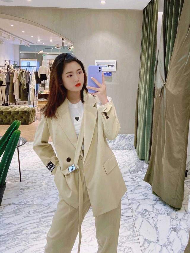 职场|小个子如何穿出“职场”范？一身灰色西服套装精致干练，显高显瘦