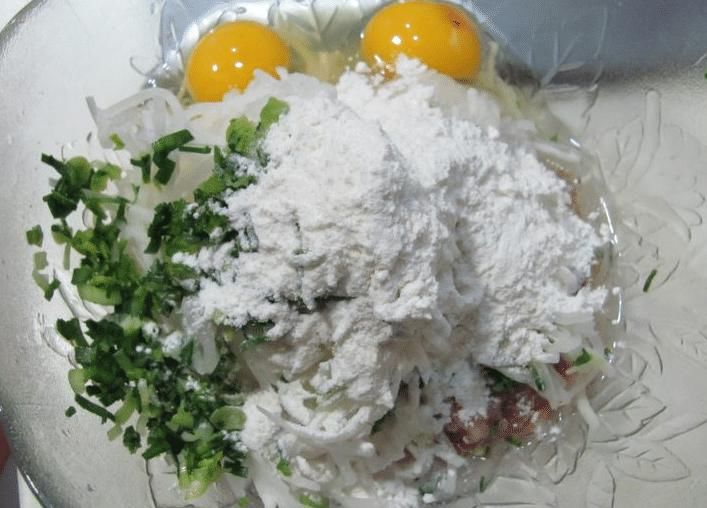  炸萝卜丸子，加面粉还是淀粉？都不对，这么做金黄酥脆，放凉不软