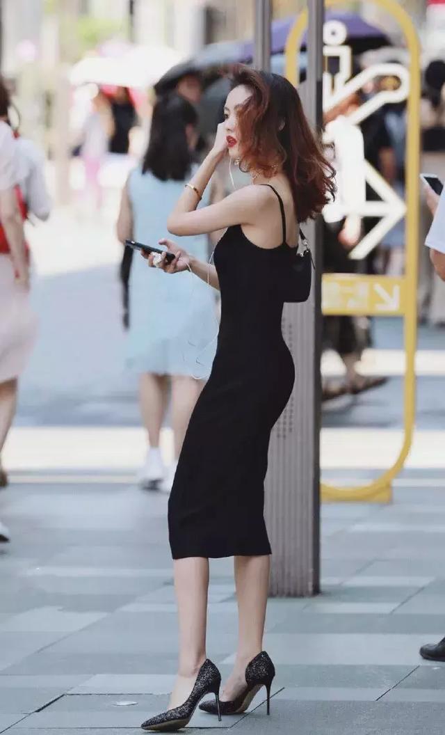 小姐姐|脸型清秀的小姐姐,身穿吊带连衣裙,凸显美好的气质