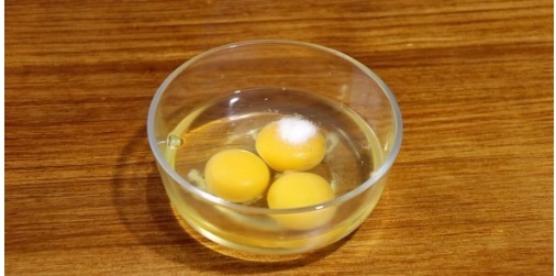 韭菜盒子这么做,薄皮大馅,简单一个步骤韭菜不出水,越吃越香