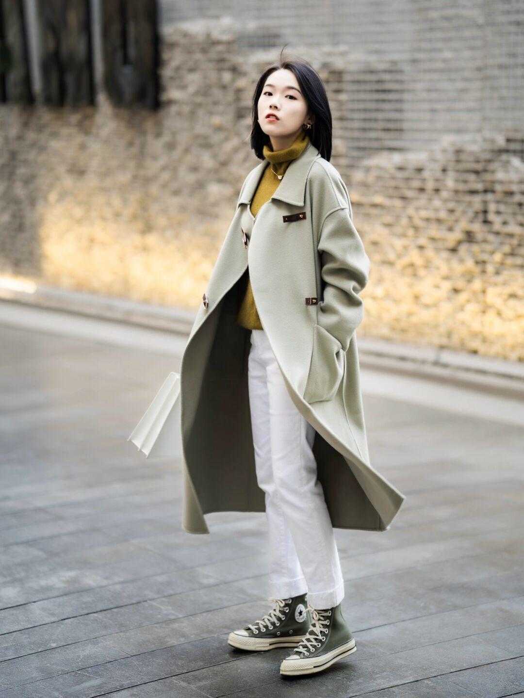 打底裤 别再用大衣搭紧身打底裤了!今年适合与大衣搭配的,是这几条裤子