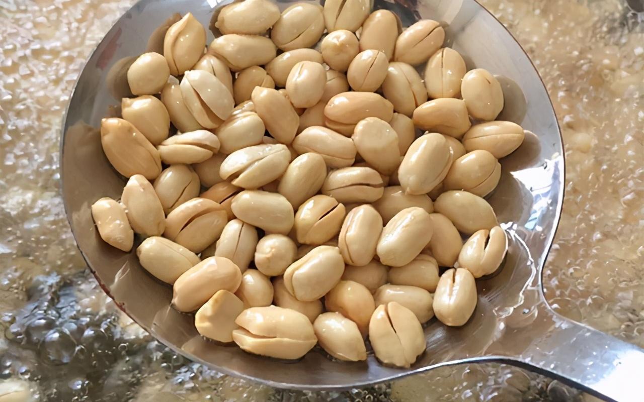 教你自制酒鬼花生,3块钱一大盘,嘎嘣脆,营养实惠,还可当零食