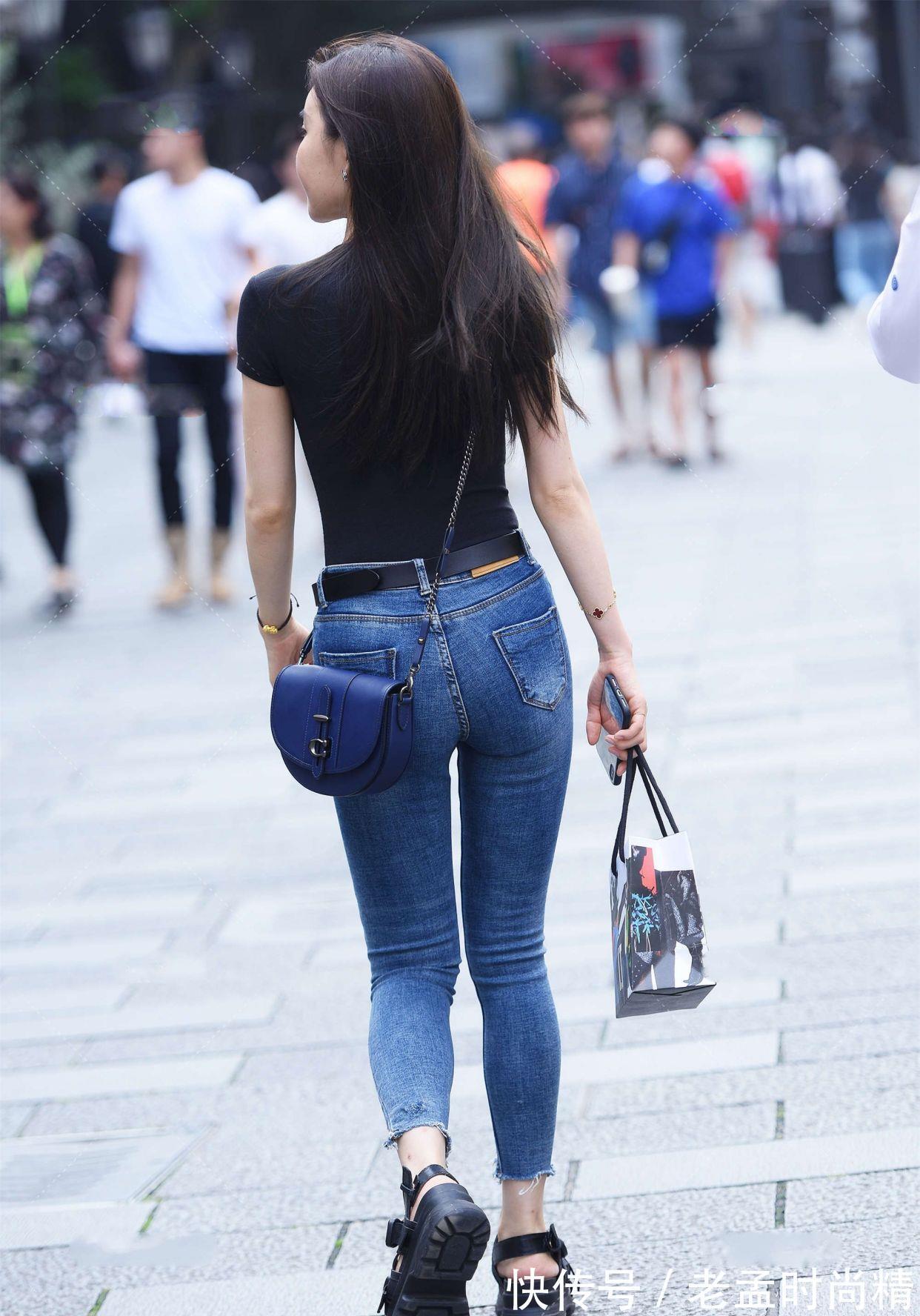 温婉 黑色t恤,搭配蓝系牛仔裤,简单搭配,风格各不同