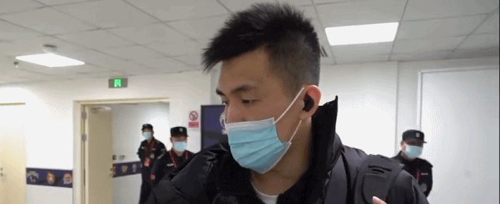 杨导|感动!郭艾伦受伤后,坐在替补席大喊:杨导!杨导!杨鸣换他上场