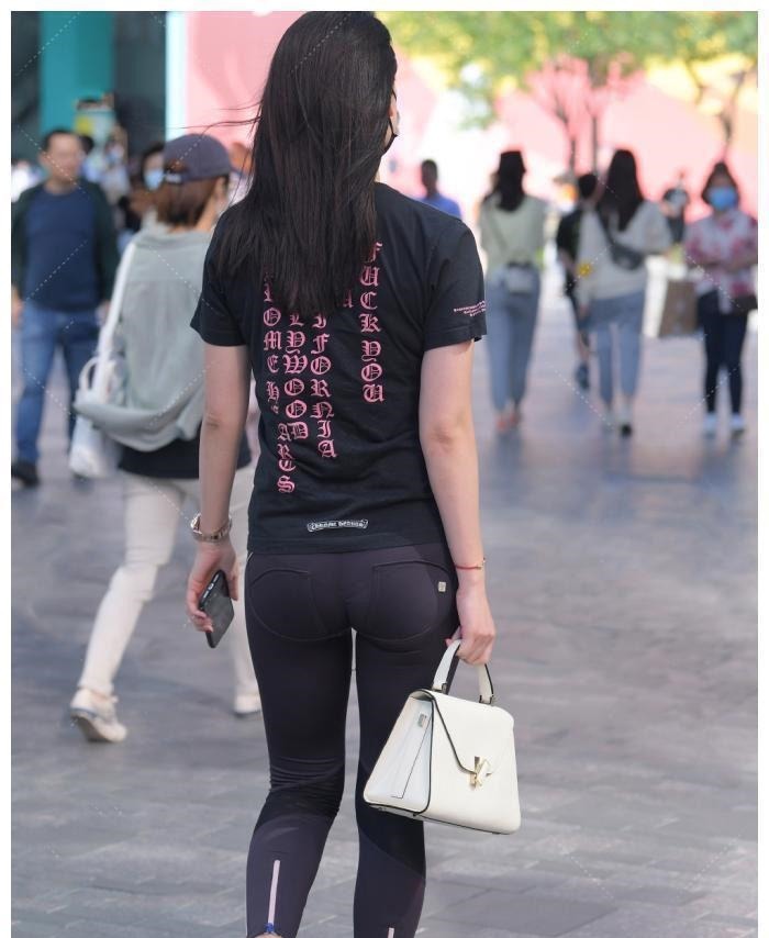 小肚子 浅蓝色款式的修身运动裤, 胜在色调清新接地气, 整个人更富亲和力
