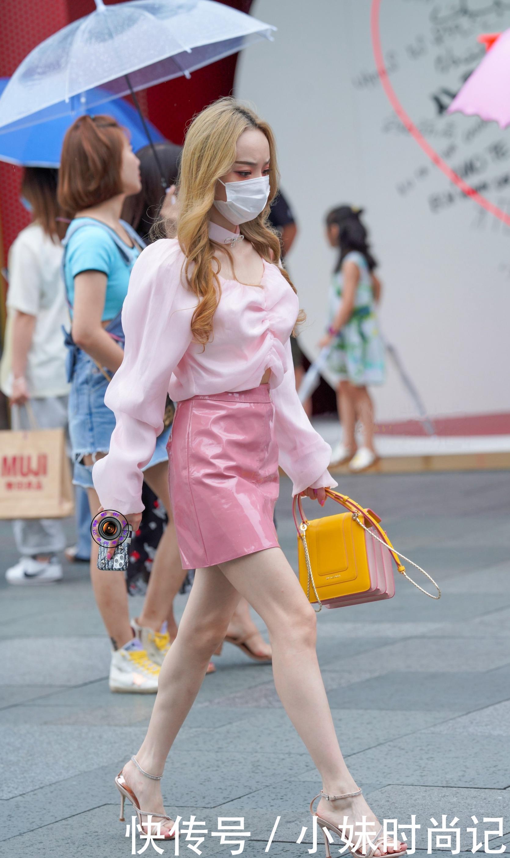 身材|街拍:粉色减龄效果好, 美女选择粉色系搭配加细跟凉鞋, 减龄又显身材