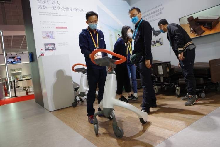 老年人|松下最新健步机器人,可帮助老年人进行走步训练|进镜头
