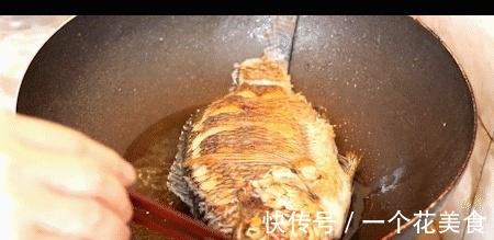 鱼肉|煎鱼时，先不要着急下锅，牢记这一招，煎出的鱼不粘锅不破皮！