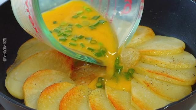鸡蛋|土豆里打1个鸡蛋，居然这么好吃，我家一周吃5次都不腻，太香了