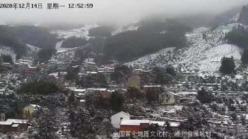 白雁坑村今冬的第一场雪！还有人在雪中唱戏~