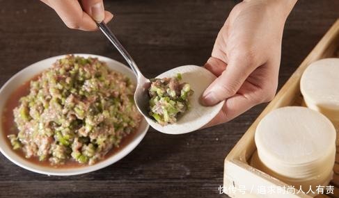 调饺子馅,先放盐还是先放油很多人弄错,难怪饺子不香不入味!