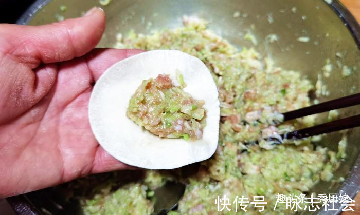 老师傅|包白菜饺子时,记住老师傅的“2放2不放”,饺子鲜嫩多汁,特好吃