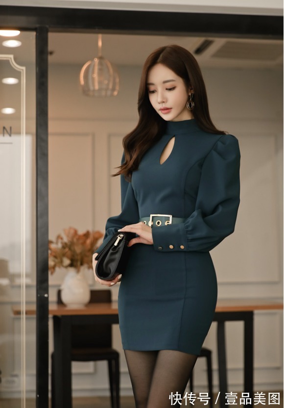 孙允珠|女神孙允珠高清时尚搭配:青黛墨痕藤蔓巴洛克名媛礼裙