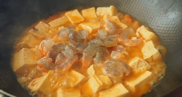 虾头不要扔这么做变废为宝,还鲜香的差点让人闪了舌头