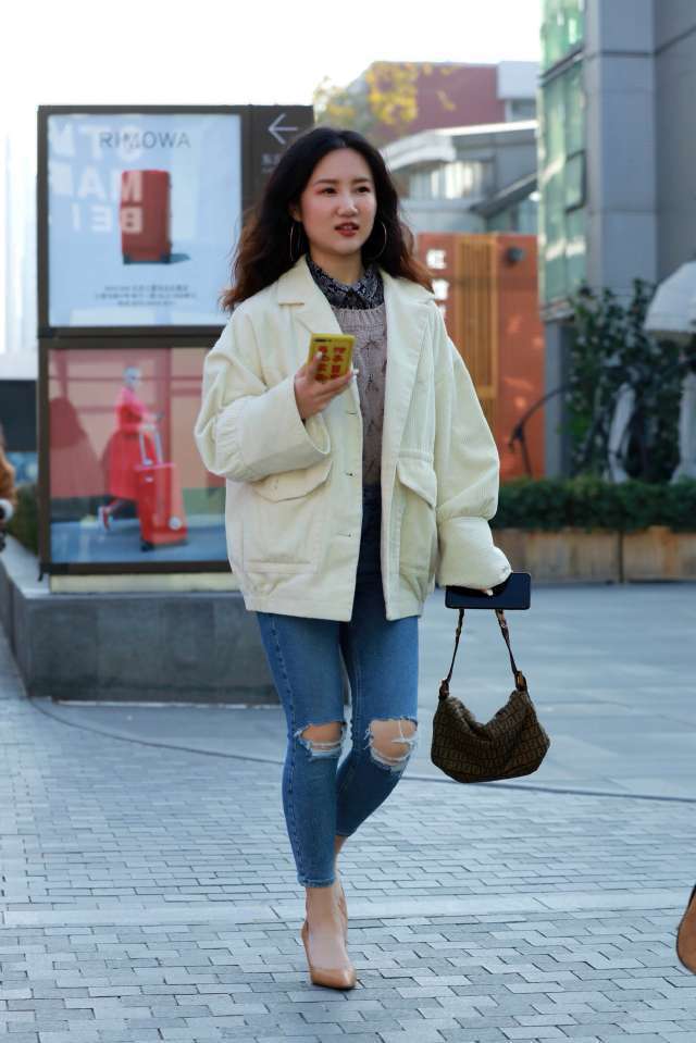  款式|街拍：常规款式搭配永远受到女士的青睐