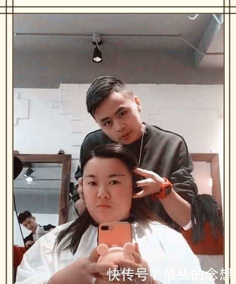 “圆脸胖妹”为显瘦，挑战“公主切”发型，剪完后表情亮了！