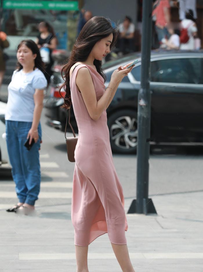 无论是裙子还是裤子,风格都要选择流行的,让你的造型变得更漂亮