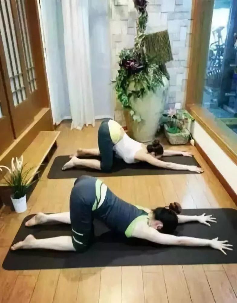 髋关节|睡前这样趴10分钟,等于跑步1小时,一周瘦7斤,腰细了