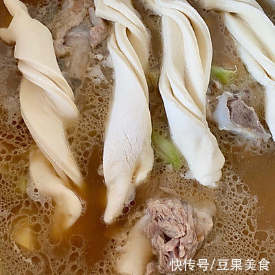 #暖冬酱在手,嗨吃部队锅#大骨煳锅贴