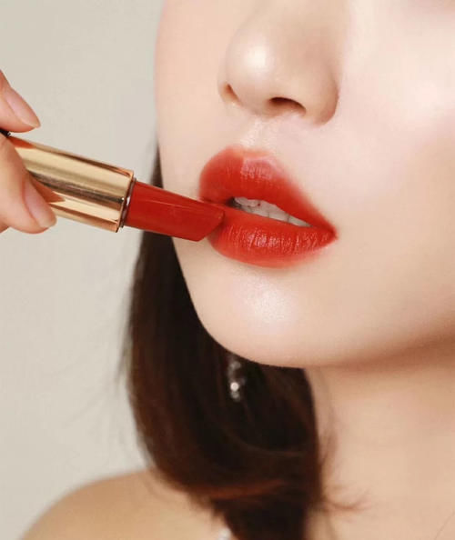 黄脸婆|40岁的女人不想做黄脸婆,口红别涂珊瑚色,这4种色号更有气质