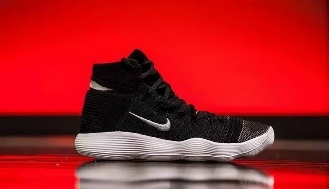 跑鞋 库里8与跑鞋共底的设计,究竟是创新还是失误?