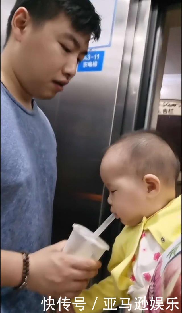 宝妈|萌娃趁宝爸不注意，盯上他的奶茶，偷偷摸摸小心的样子逗翻宝妈