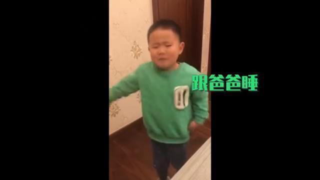 香烟|亲生的!4岁儿子嫌爸爸丑不愿一起睡,网友:关键是长得一模一样