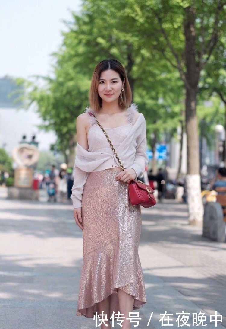 街拍:面容甜美的小姐姐,飘逸长裙穿出秀丽潇洒好气质