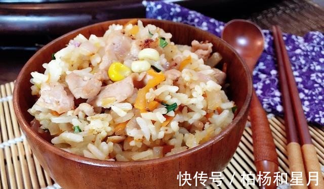 早饭吃米饭和鸡蛋吃腻了来一碗五彩焖饭，美味无比，营养丰富！