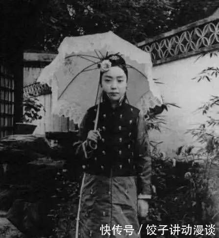 清末|清朝老照片：大臣们排队上朝，撑着花雨伞的格格真漂亮！