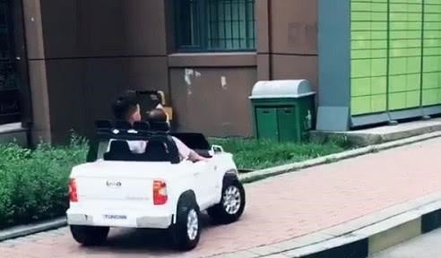 男孩子|霸道哥哥开“敞篷车”带妹妹取快递火了,主要副驾驶还有个“妞”