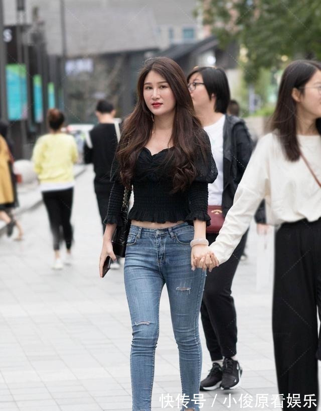 时尚 别致蓝色“瑜伽裤”,搭配粉色针织衫,时尚精致