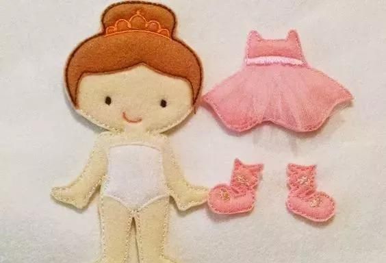 自制玩具熟练的妈妈用碎布给女儿做豪华的换装娃娃