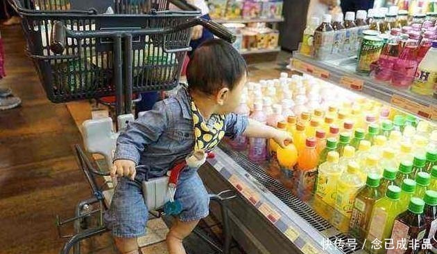超市|男孩捏坏超市白色草莓，宝妈的话让人无语，售货员128一斤赔吧！