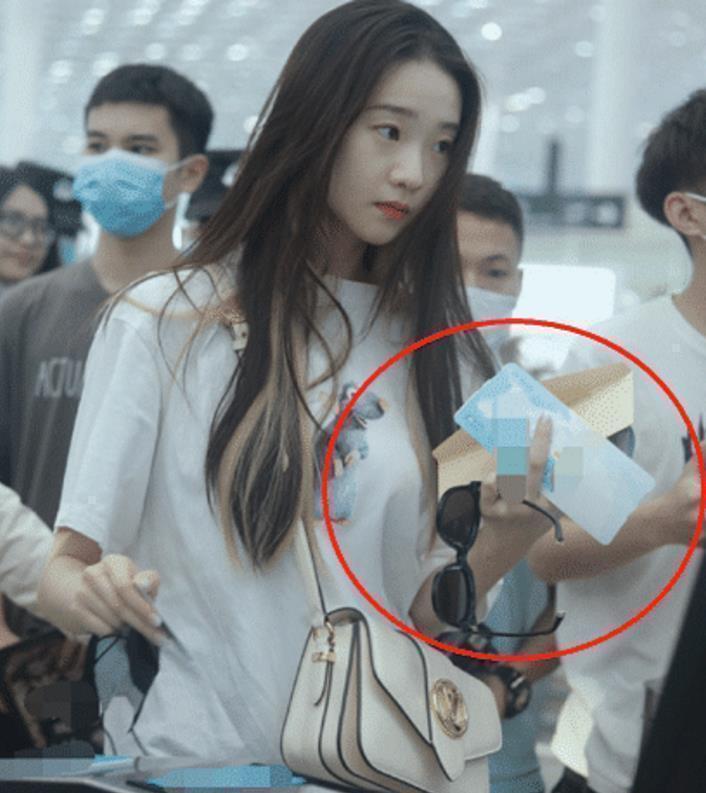 男嘉賓一身軍裝出場,引女嘉賓尖叫不已,現(xiàn)場一陣沸騰!