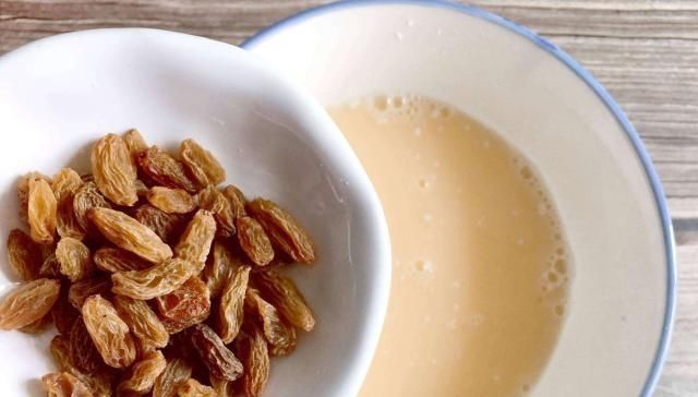 好吃|1个鸡蛋,1盒牛奶,1碗糯米粉,简单一拌,做出比蛋糕好吃的甜点