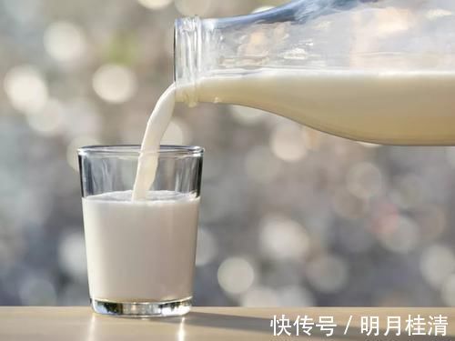 喝牛奶|喝牛奶可以治疗失眠？错！这篇文章会让你一觉睡到大天亮
