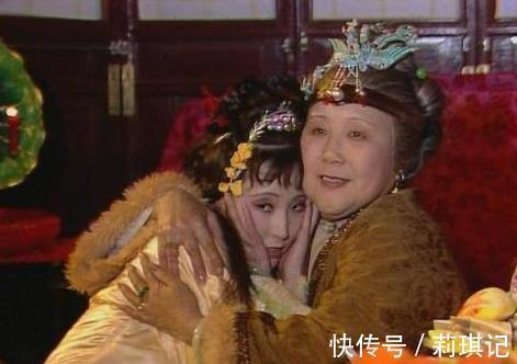 薛宝钗&贾母为何要当众责骂袭人,王夫人说情也没用,答案藏在这出戏文中