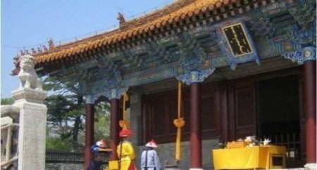 遮住|康熙拜孔子不跪,一大臣用黄布遮住墓碑上1字,康熙马上三拜九叩!