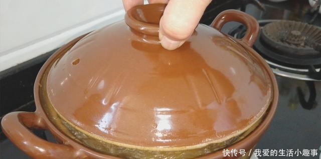 白菜加油豆腐,盖子一盖,既可当菜又可当饭,味美解馋,越吃越香