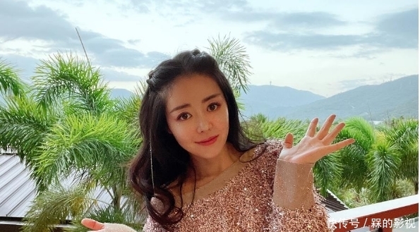 她曾是超女冠军,为生活跑小县城商演,38岁依旧单身一人