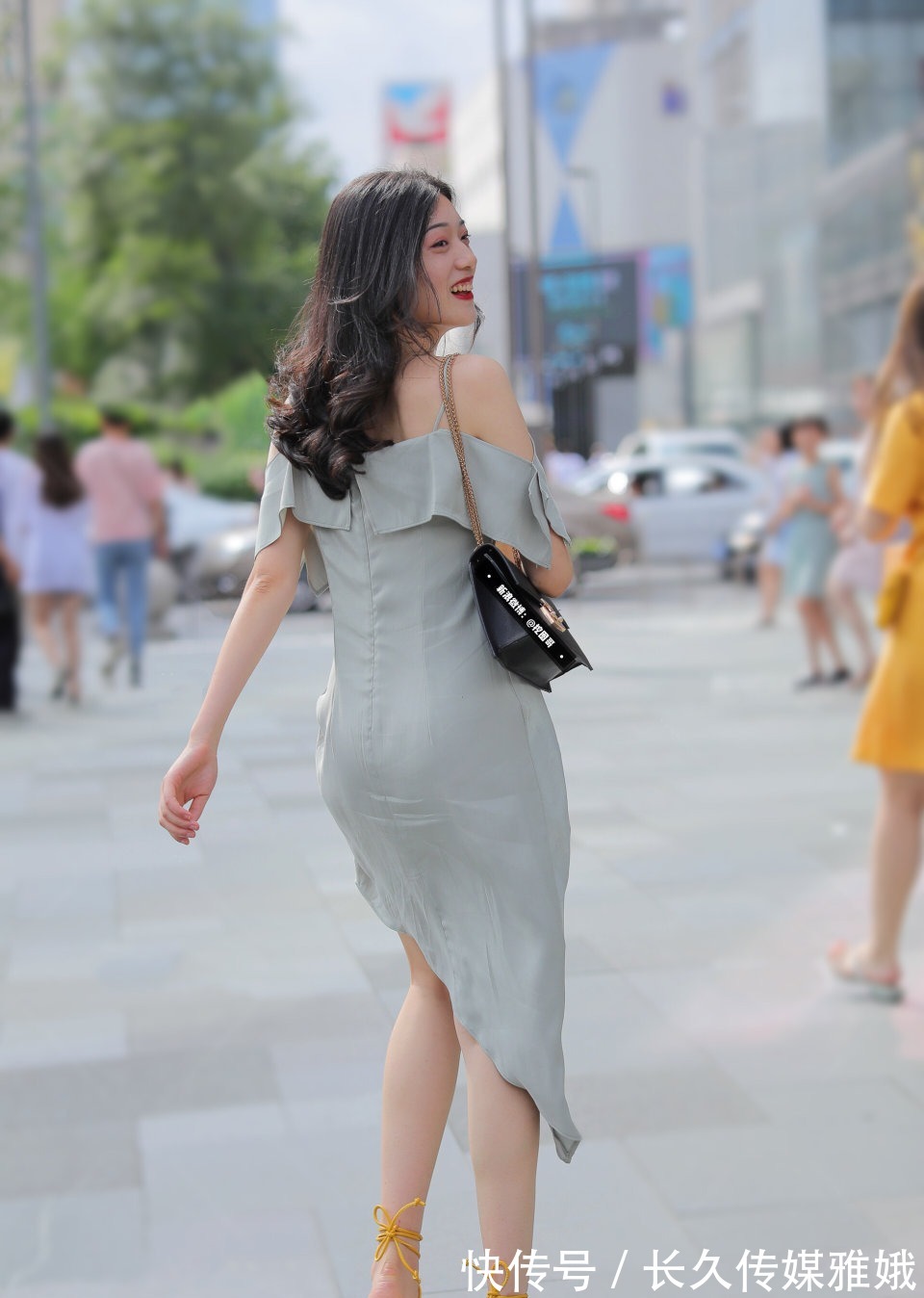 高跟鞋|红色吊带裙穿出时尚的美，清新可爱又甜美