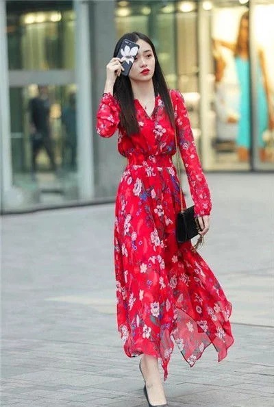 街拍：小美女穿印花连衣裙,彰显女性的知性优雅，真是太有气质了