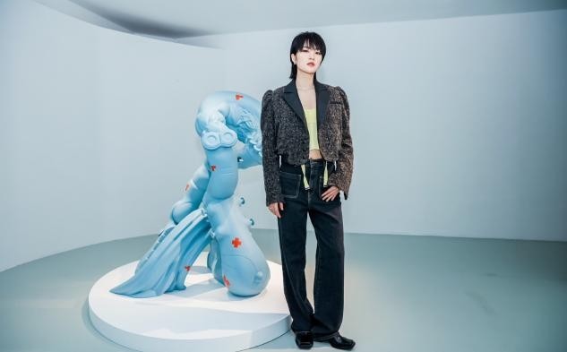 西装 姚安娜正式进军电影圈!剪短发变假小子,打扮中性却无辨识度